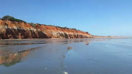 Praia de Canoa Quebrada com lindas falésias