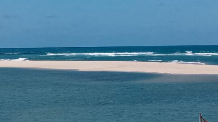 Você escolhe entre um banho de mar, entre as ondas, ou numa piscina natural