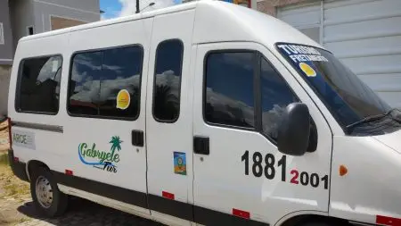 Lateral da van executiva para fretamento