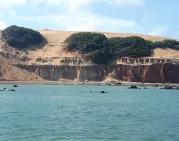 Mar com falésia de fundo
