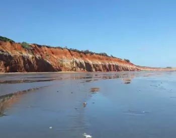 Praia de Canoa Quebrada com lindas falésias
