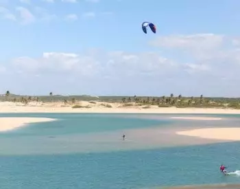 Praticantes de Kitesurf num rio