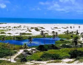 Lago, dunas e praia nos fundos