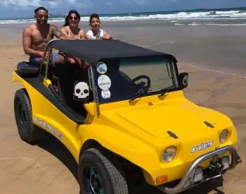 Família andando de buggy na praia do Cumbuco