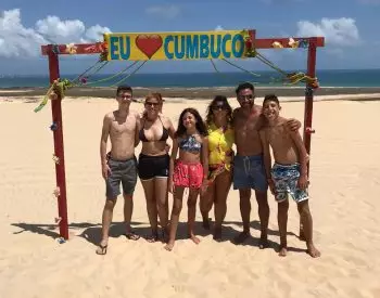 Família tirando foto em cima da duna