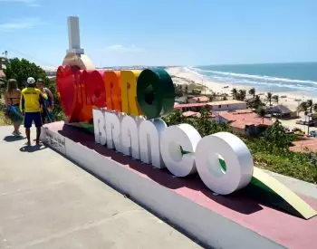 Letreiro escrito Morro branco com a praia no fundo