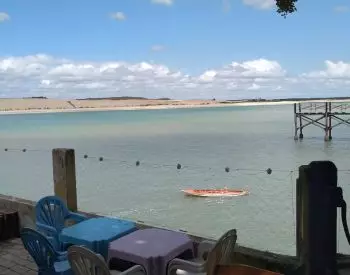 Rio Mundaú com dunas de fundo no município de Trairi
