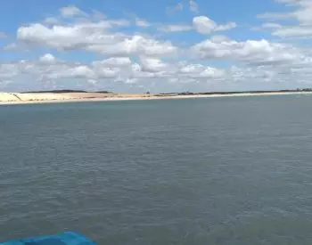 Belo rio Mundaú com lindas dunas no fundo