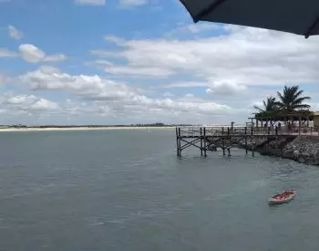 Rio e pequeno pier