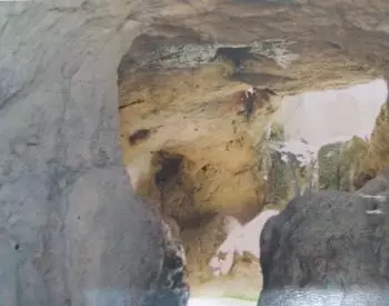 Gruta Mãe D'água na praia das Fontes